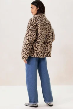 Beige korte teddy jas met leopardprint