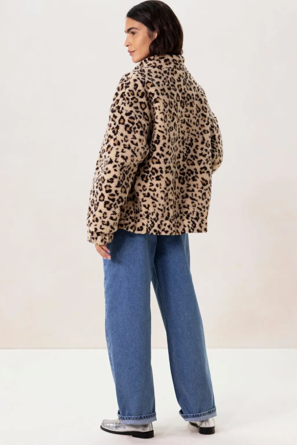 Beige korte teddy jas met leopardprint