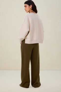 Beige oversized sweater met v-hals