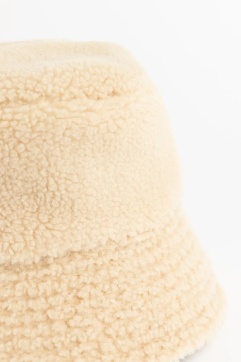 Beige reversible teddy en rib bucket hat