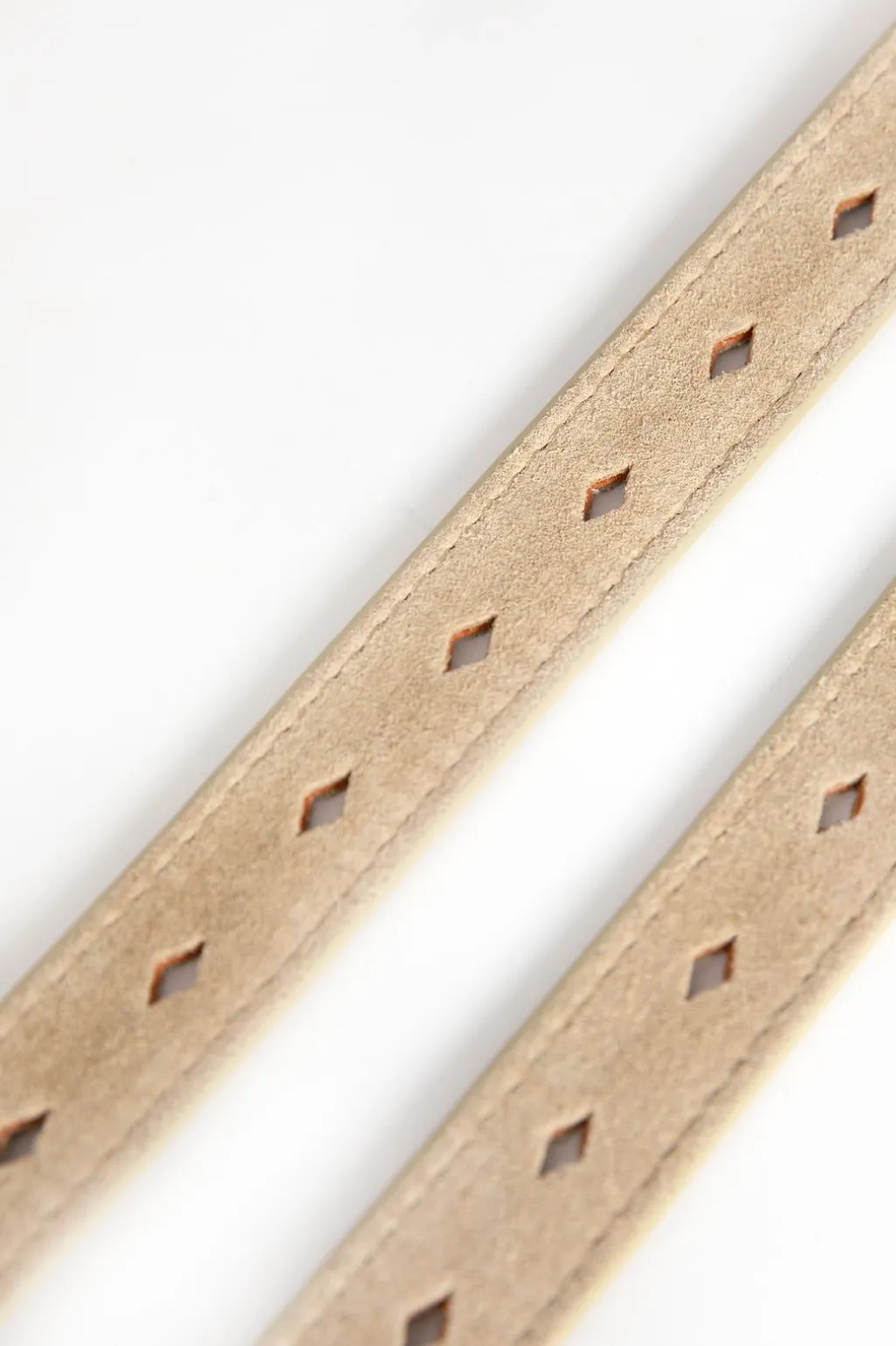 Beige suède riem met goudkleurige gesp