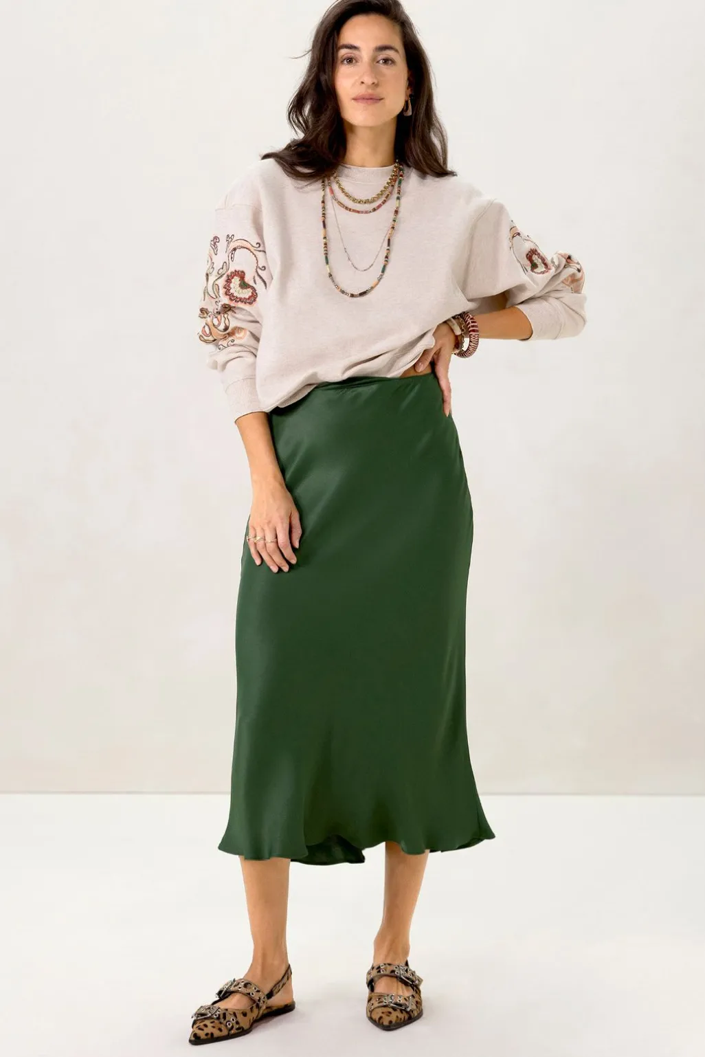 Beige sweater met geborduurde mouw