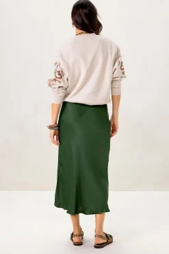 Beige sweater met geborduurde mouw