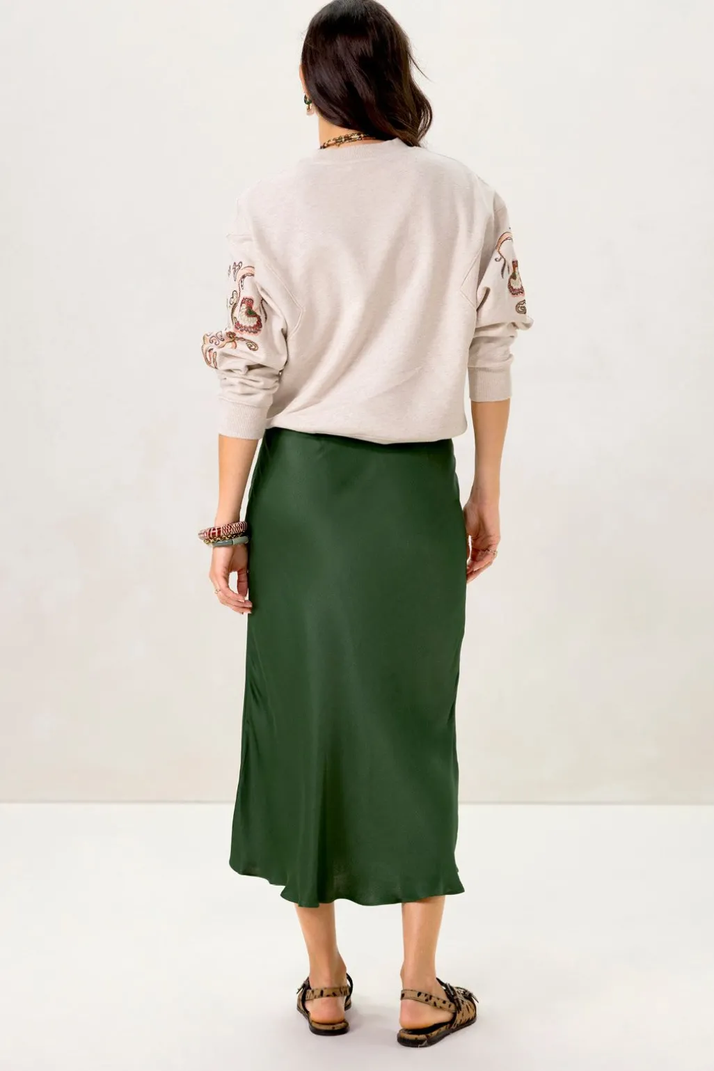 Beige sweater met geborduurde mouw