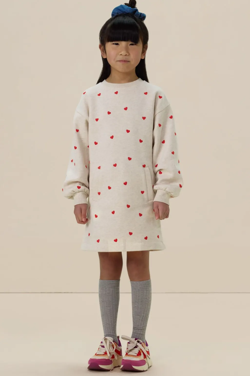 Beige sweatjurk met hartjes