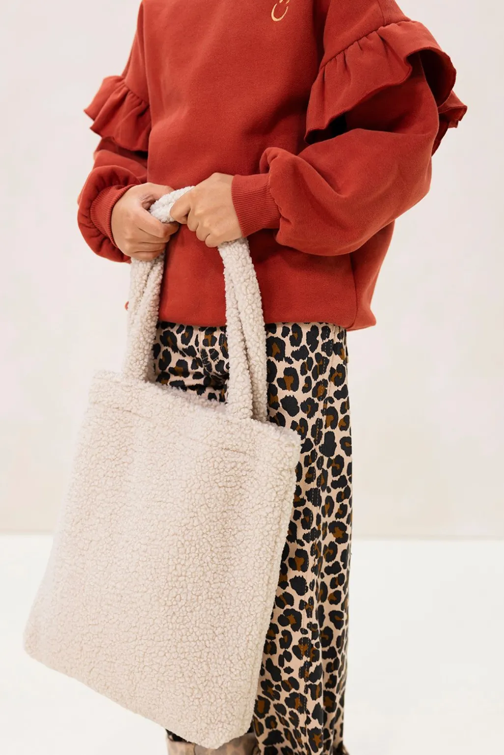 Beige teddy shopper