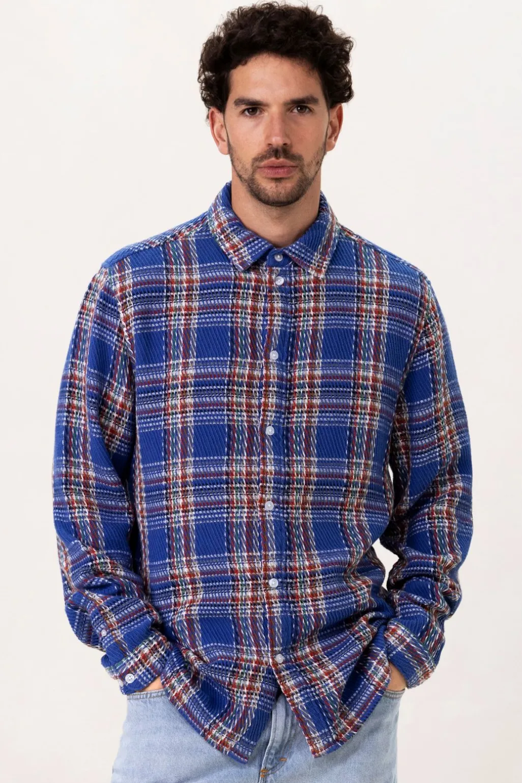 Blauw met rood geruit overhemd