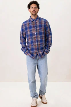 Blauw met rood geruit overhemd