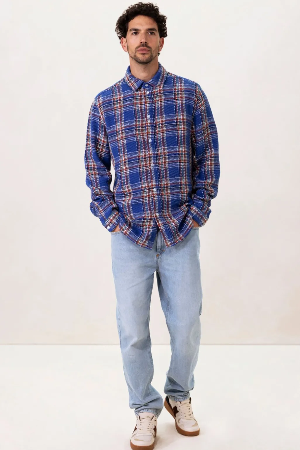 Blauw met rood geruit overhemd