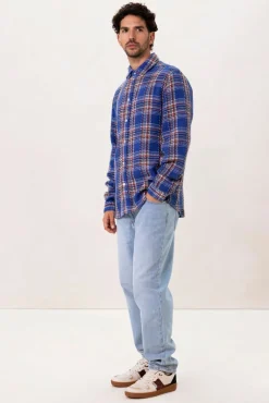 Blauw met rood geruit overhemd