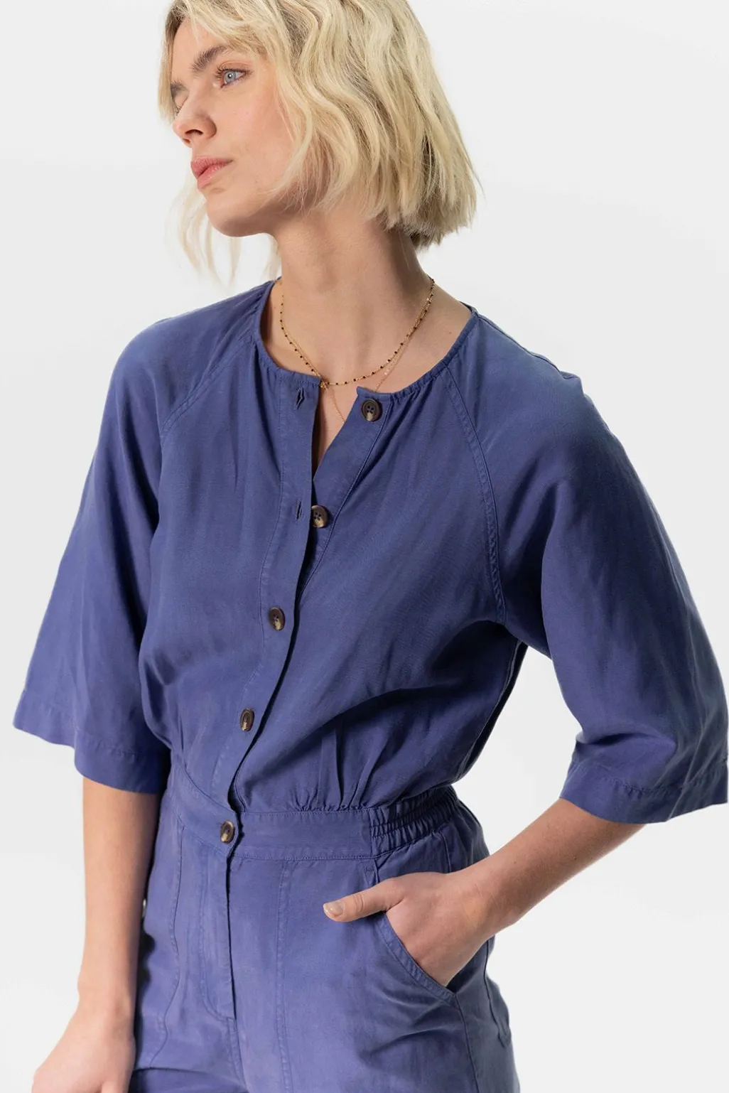 Blauwe jumpsuit met knopen