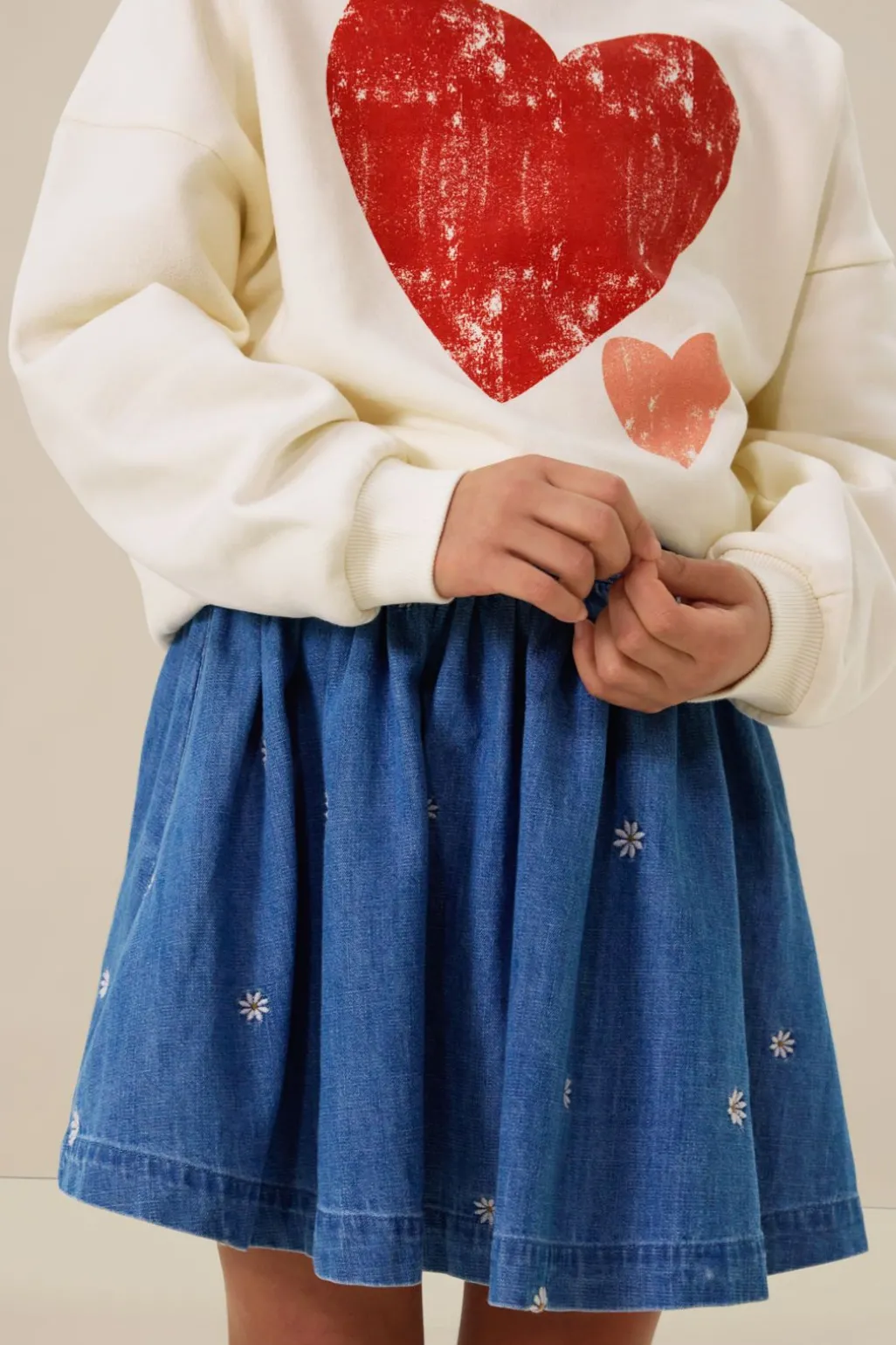 Blauwe rok met madeliefjes embroidery