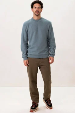 Blauwe sweater met hoge hals