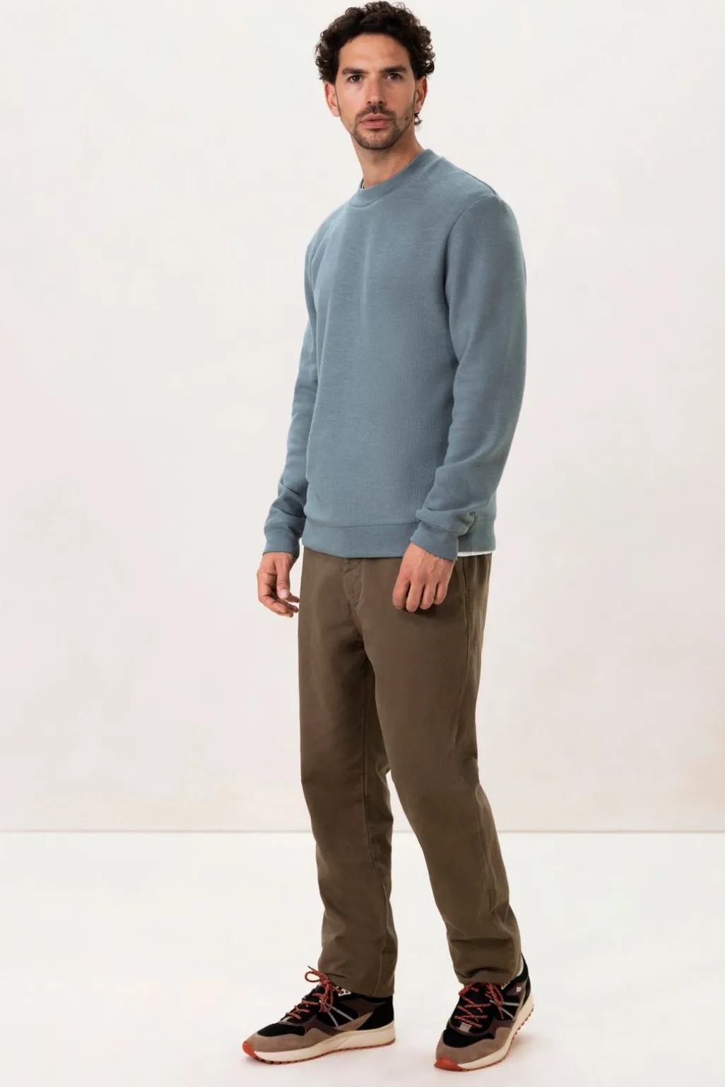 Blauwe sweater met hoge hals