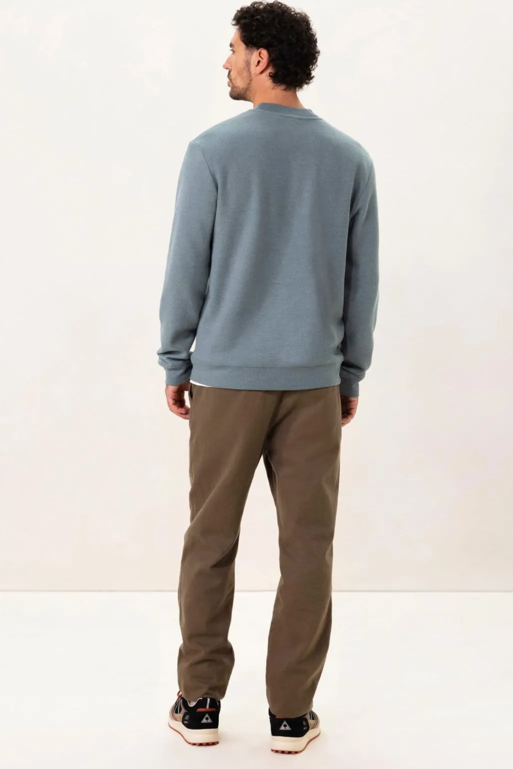 Blauwe sweater met hoge hals