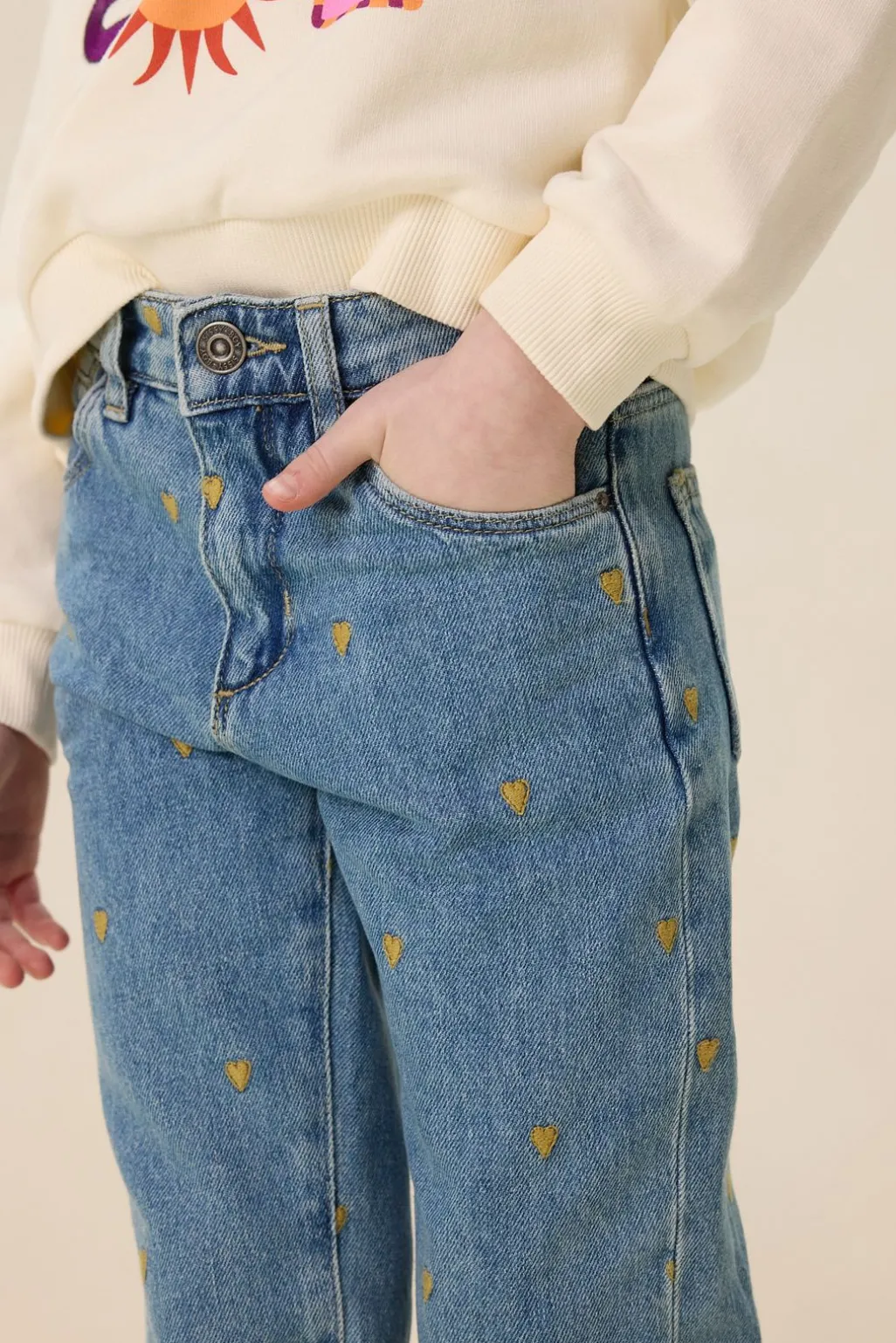 Blauwe tapered jeans met hartjes embroidery