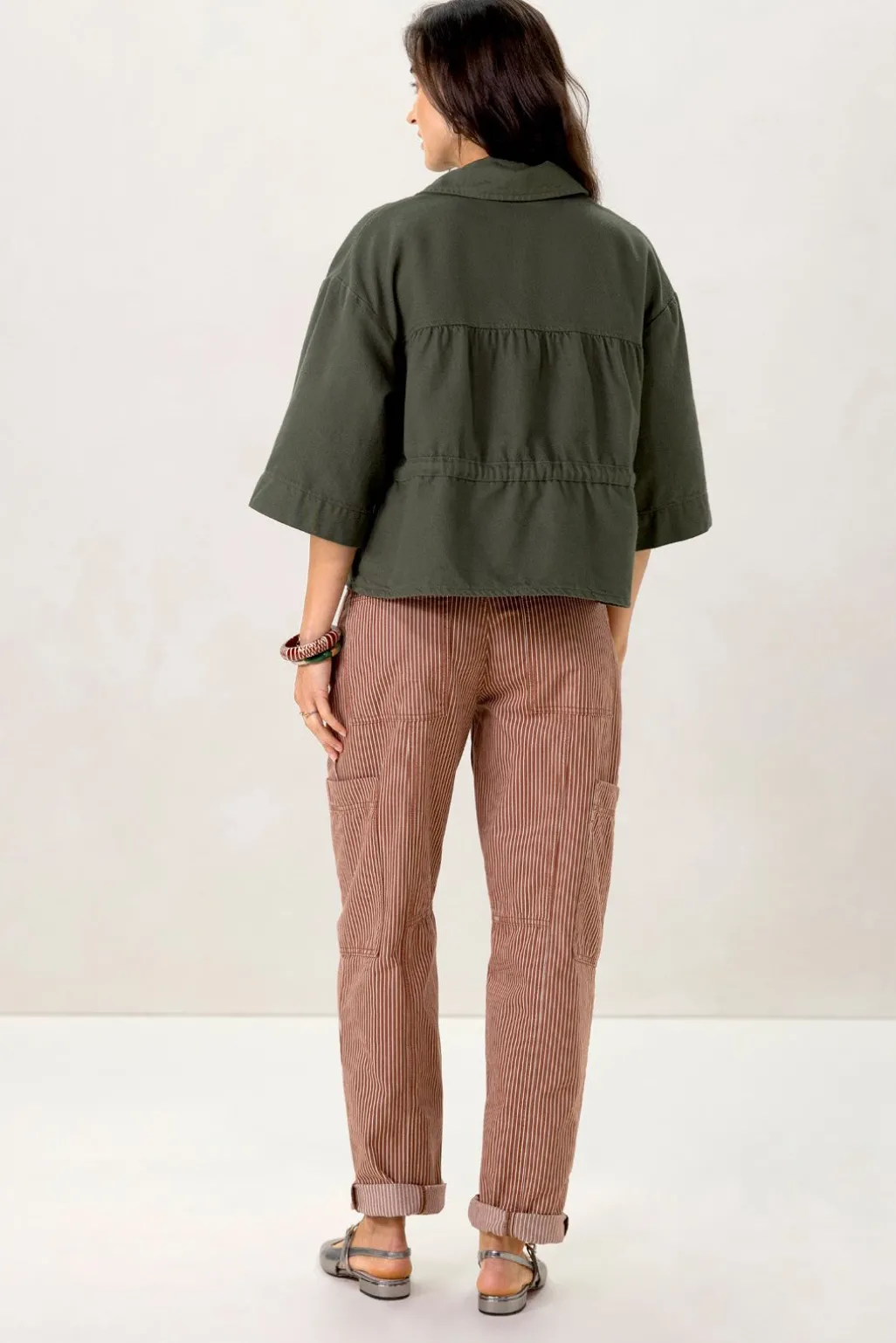 Bruine broek met opgestikte zakken en streepjes patroon