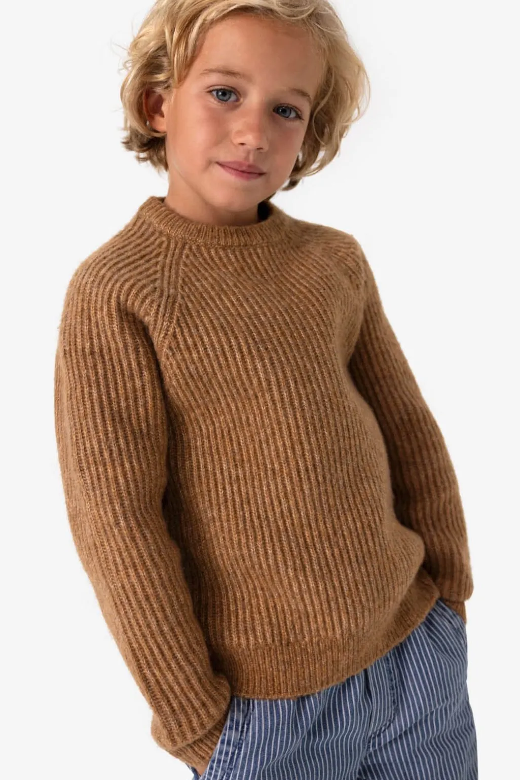 Bruine gebreide trui met raglan mouwen