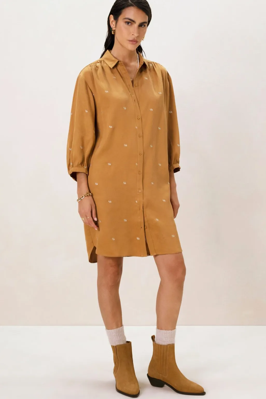 Bruine jurk met pofmouwen en embroidery