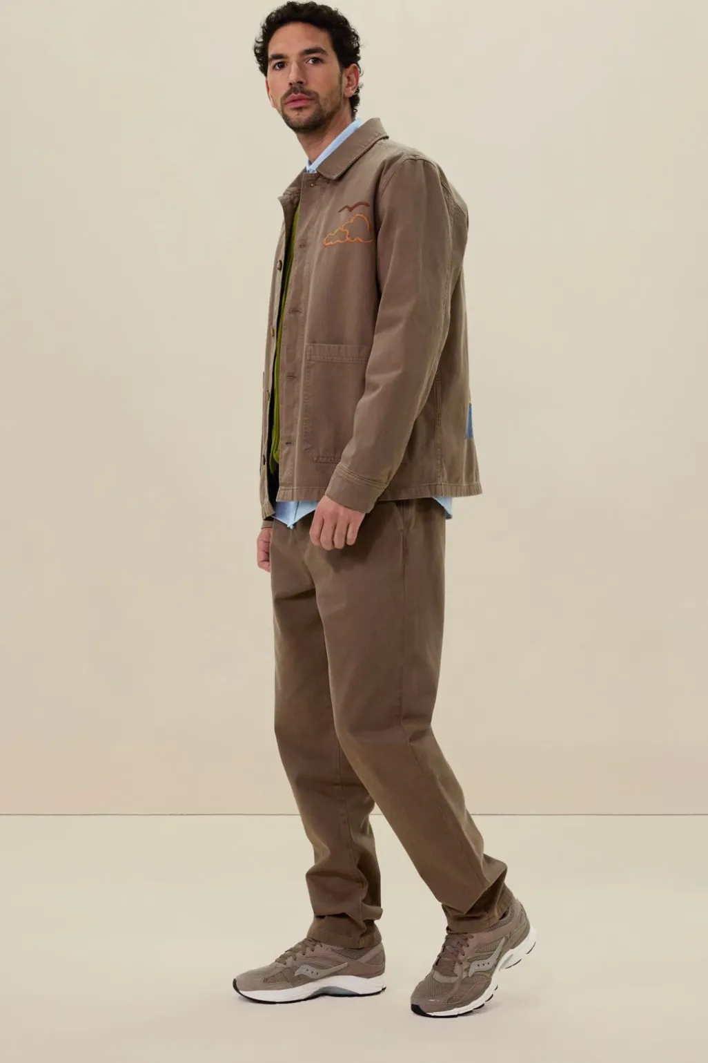 Bruine mid-rise chino met elastische taille