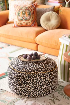 Bruine poef met leopard patroon
