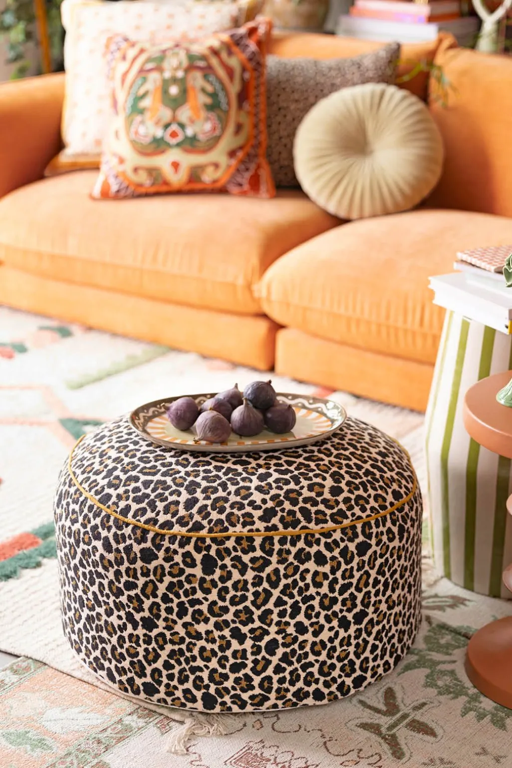 Bruine poef met leopard patroon