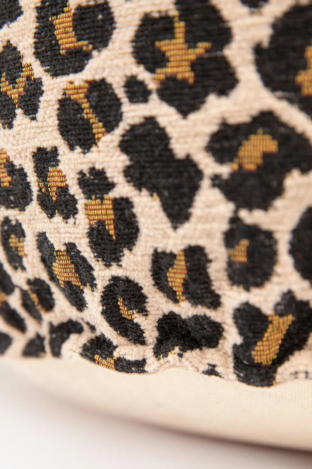 Bruine poef met leopard patroon