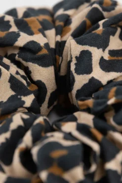 Bruine scrunchie met leopard print