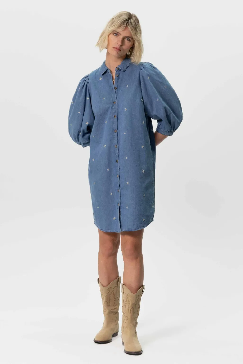 Denim jurk met pofmouwen en madeliefjes embroidery