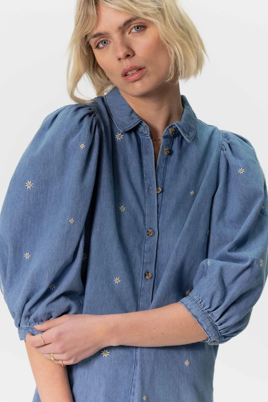 Denim jurk met pofmouwen en madeliefjes embroidery