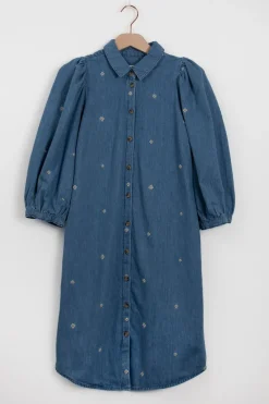 Denim jurk met pofmouwen en madeliefjes embroidery