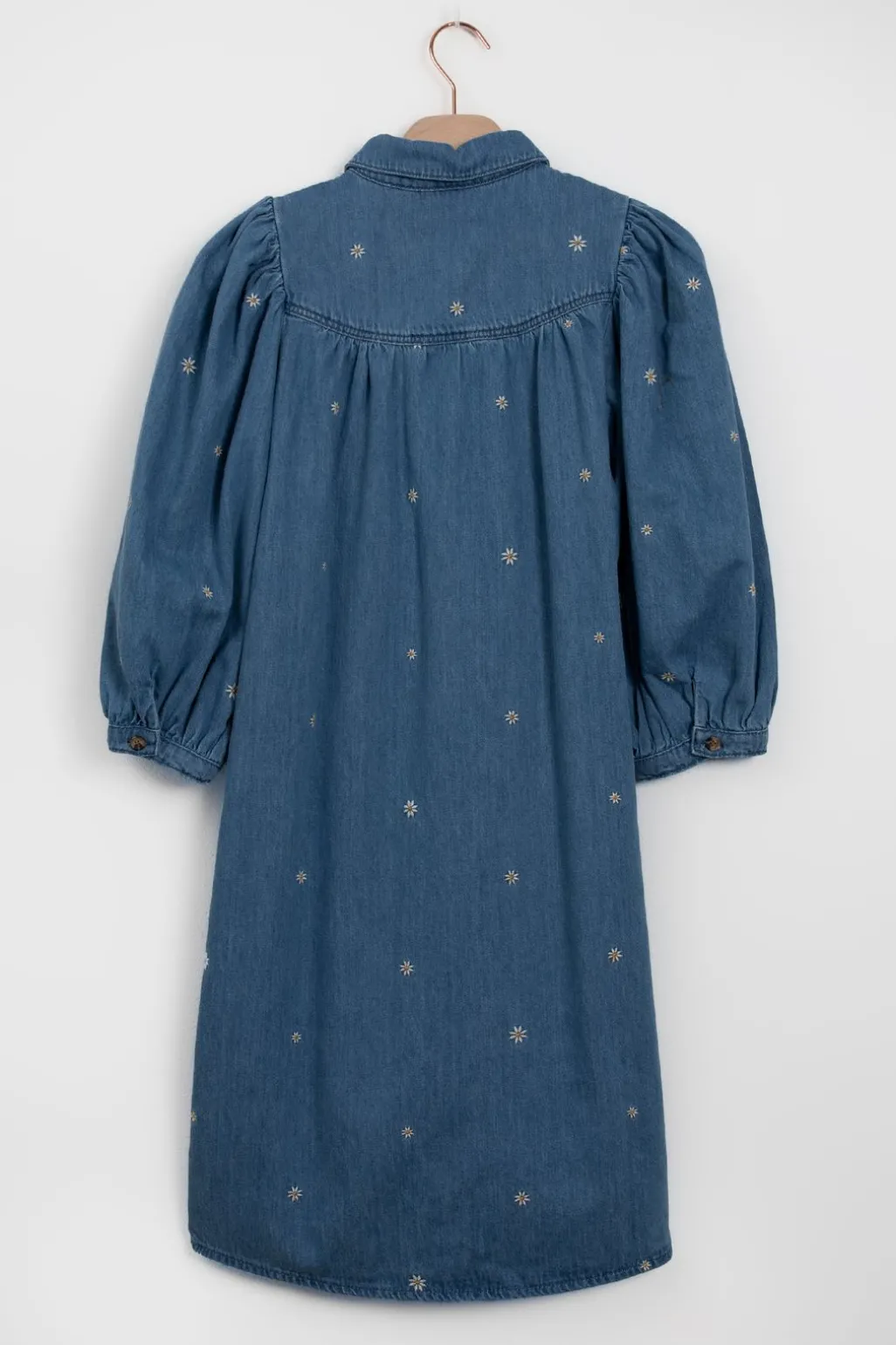 Denim jurk met pofmouwen en madeliefjes embroidery