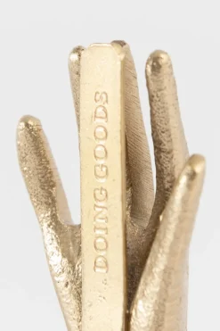 Doing Goods goudkleurige kaarthouder hand