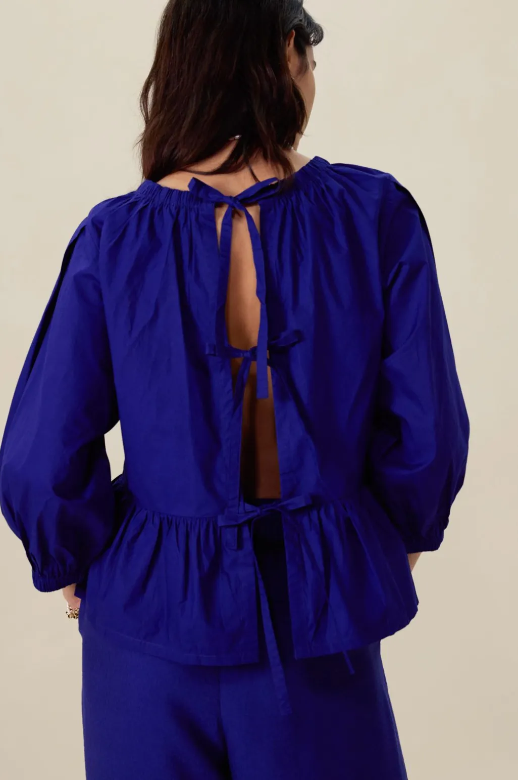 Donkerblauwe top met ruffle