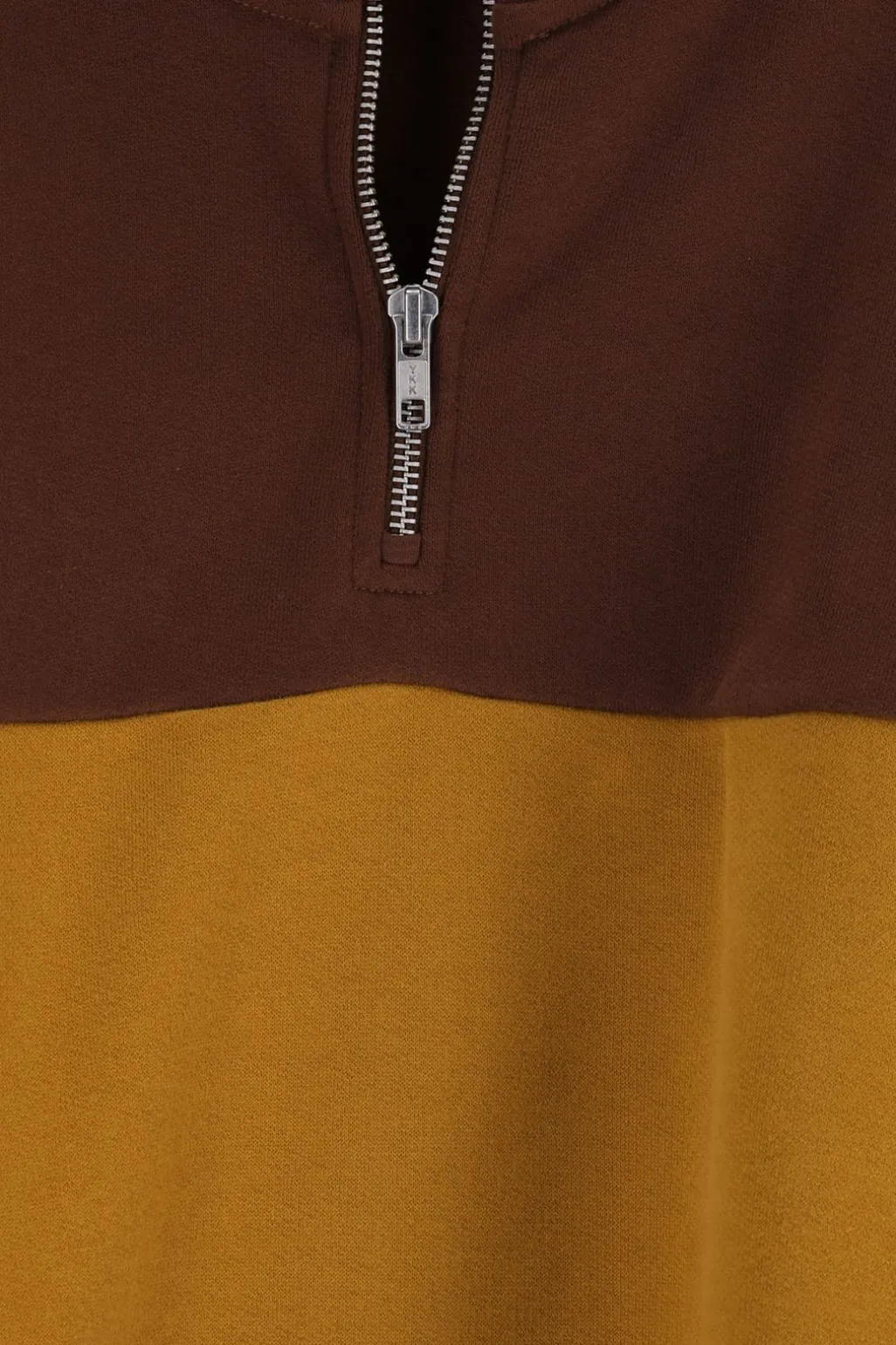 Donkerbruine sweater met streep
