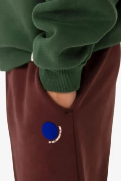Donkerbruine sweatpants met embroidery