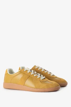 Donkergele suède leren sneakers