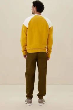 Donkergele sweater met artwork