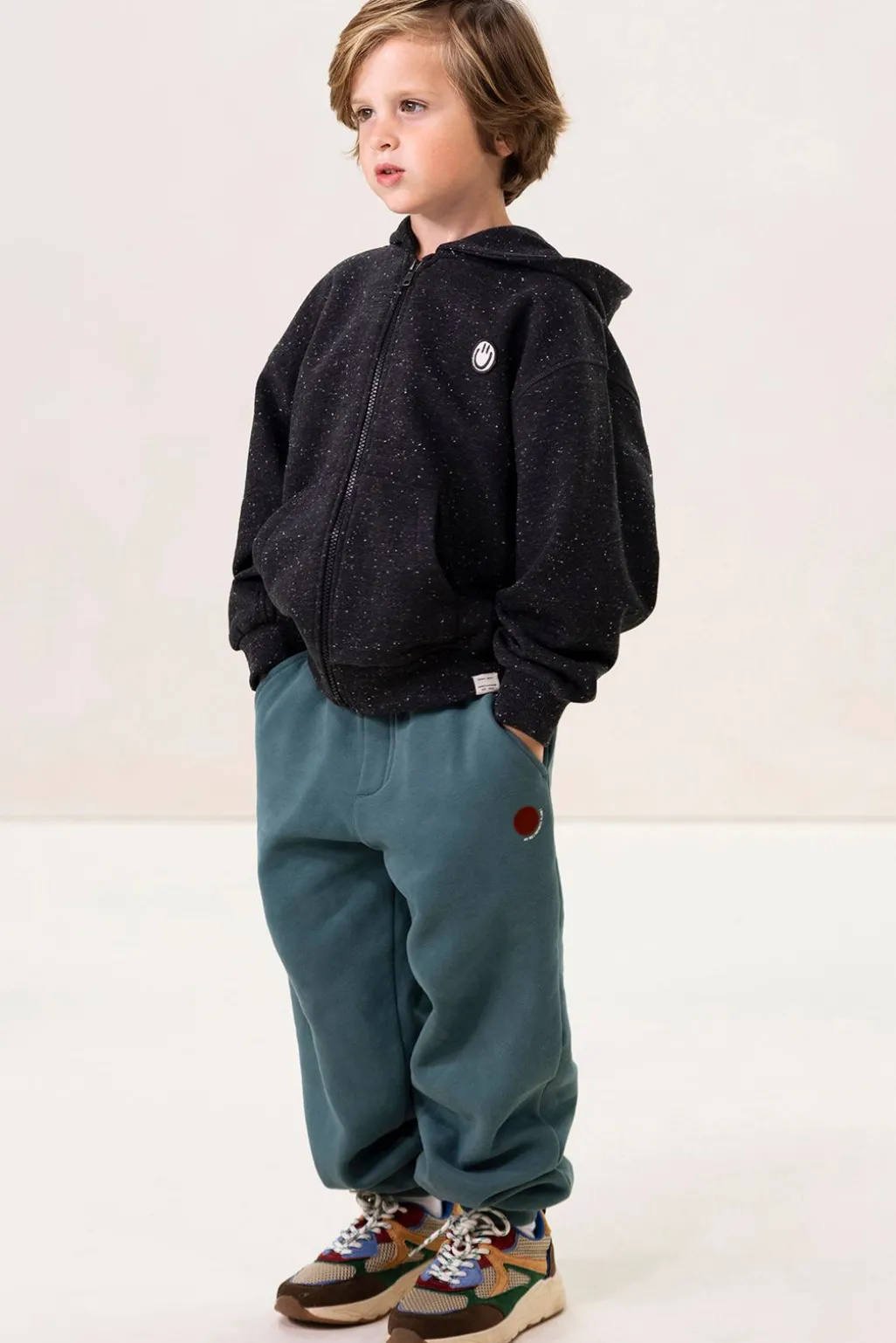 Donkergrijs vest met capuchon