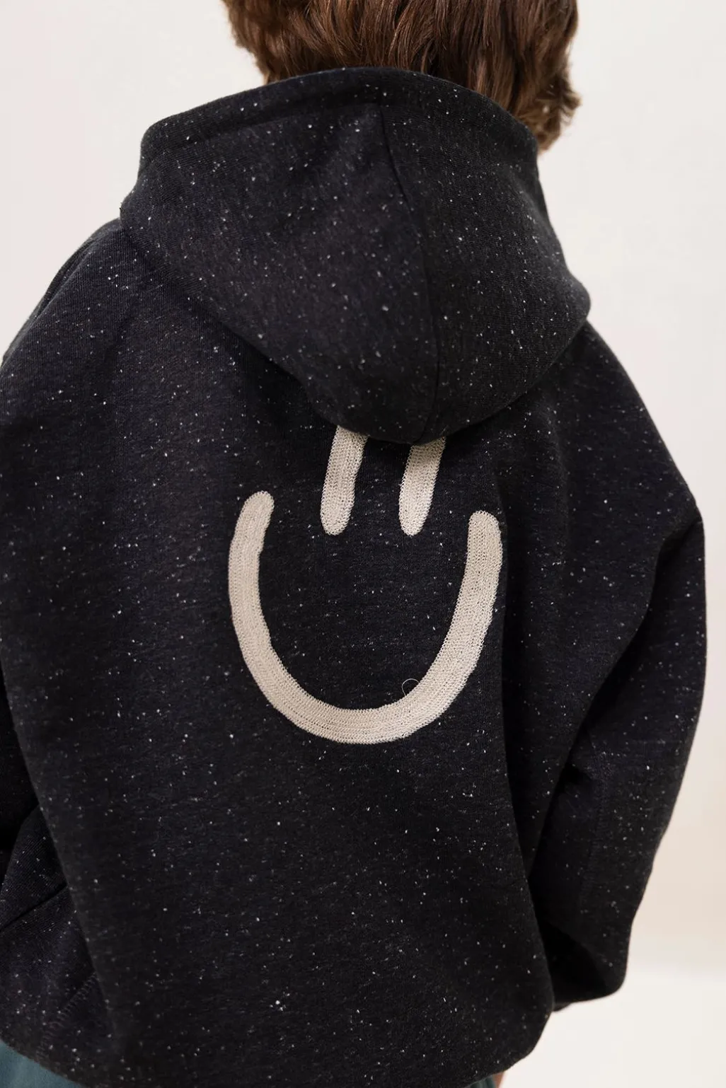 Donkergrijs vest met capuchon