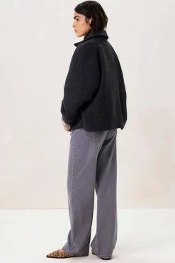 Donkergrijze korte trenchcoat