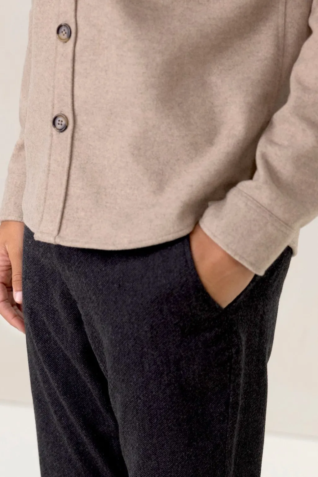 Donkergrijze mid-rise chino