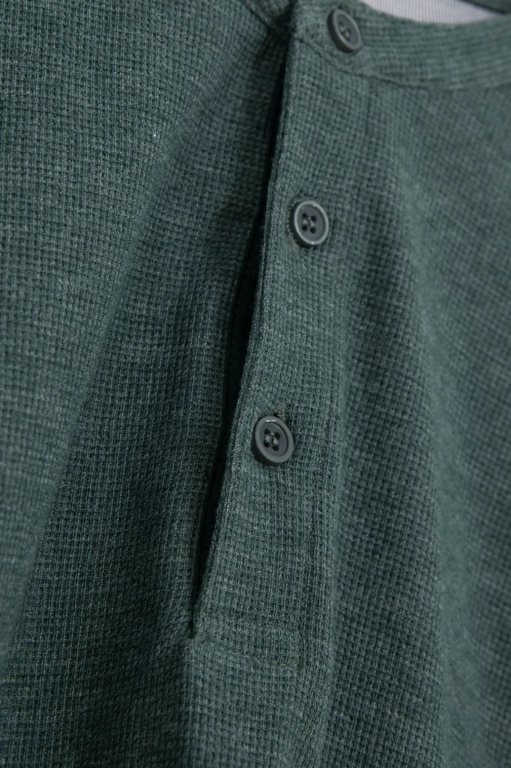 Donkergroen katoenen henley T-shirt