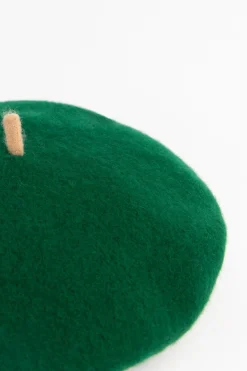 Donkergroene baret met contrasterende rand