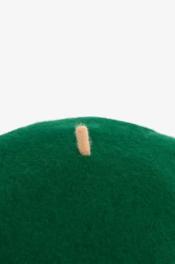 Donkergroene baret met contrasterende rand