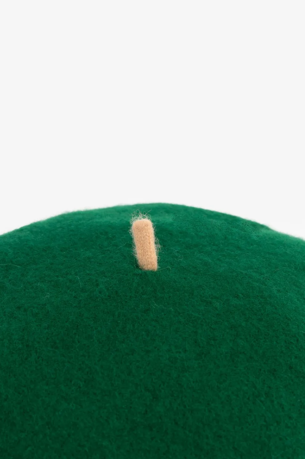 Donkergroene baret met contrasterende rand