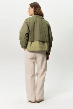 Donkergroene korte trenchcoat