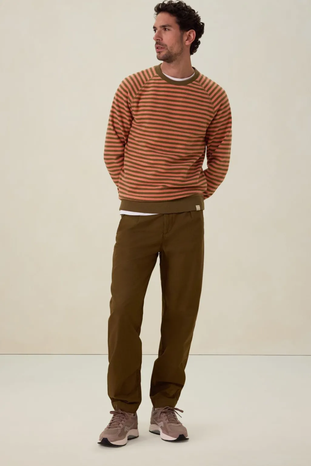 Donkergroene sweater met oranje strepen