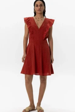 Donkerrode jurk met broderie en ruffles