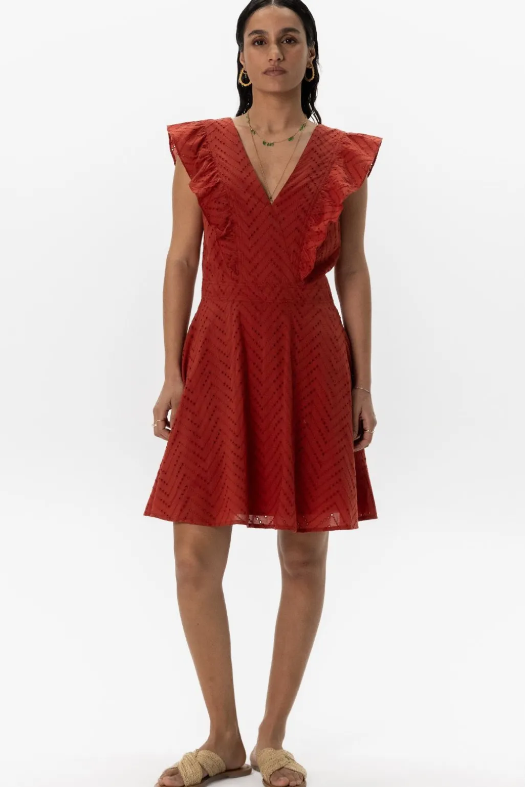 Donkerrode jurk met broderie en ruffles